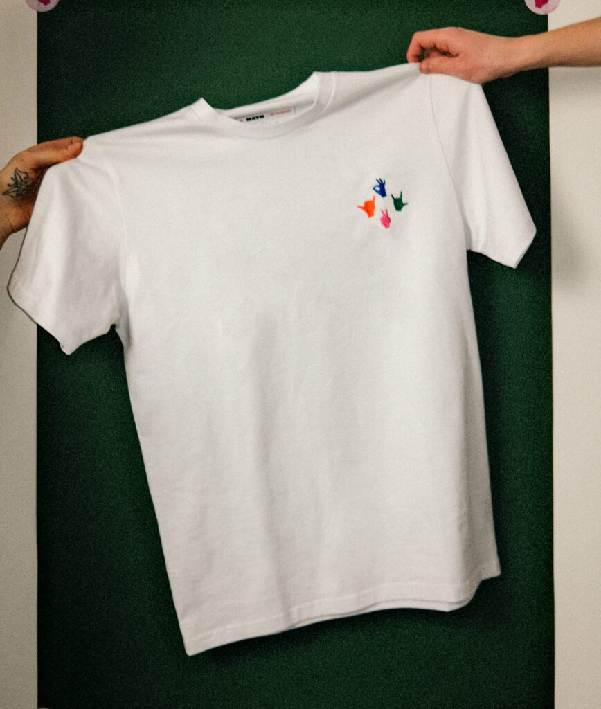 Biały T-Shirt HAYB SIE PRZELEWA zielone tło